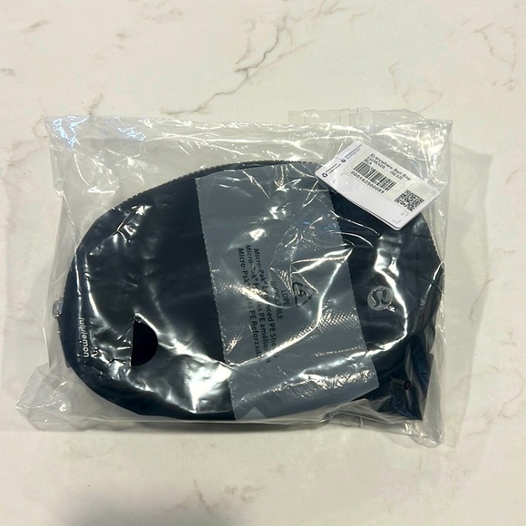 BNWT Lululemon Everywhere Belt Bag Black 1 Litre - Picture 5 of 10